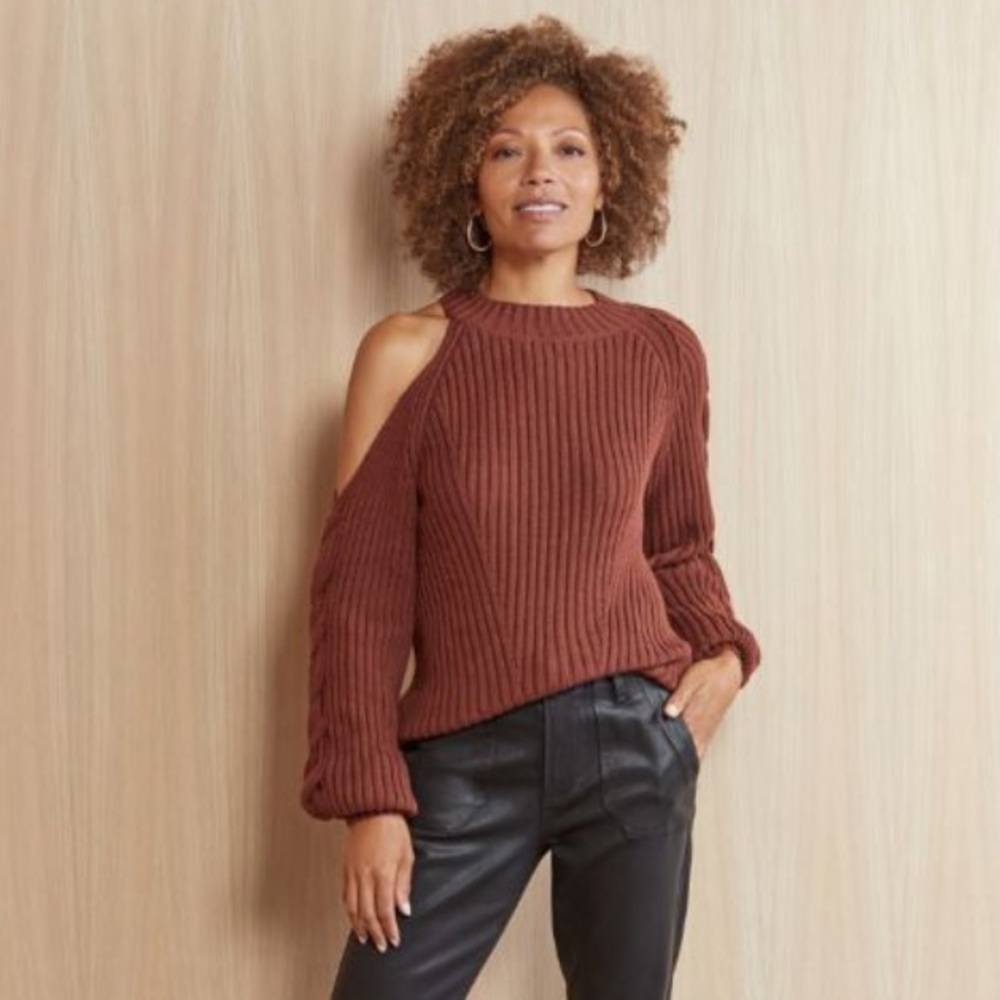 NWOT! 525 Cutout Neck Twist Sleeve Pullover